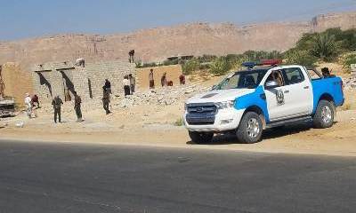 أمن مديرية سيئون والنيابة العامة ينفذان حكم محكمة بإزالة مبنى قائم في حي مريمة