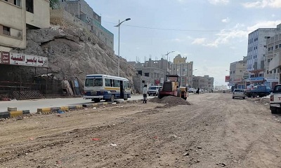 محافظ حضرموت يوجه بمعالجة أي اختلالات في مشاريع الطرقات