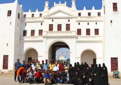 الدفعة الثامنة بقسم الصحافة و الإعلام بجامعة حضرموت ينفذون رحلة علمية وتطبيقية لمديتني الشحر وغيل باوزير