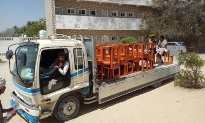 بترومسيلة تهدي طاولات وكراسي مدرسية لمدرسة ابن خلدون بمنطقة زغفة بمديرية الشحر