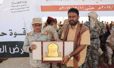 قيادتا السلطة المحلية والمنطقة العسكرية الثانية تمنح حلف قبائل حضرموت درع لدفاعه وحمايته شركة بترومسيلة