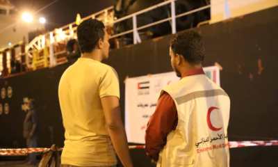 وصول باخرة إماراتية خامسة الى ميناء المكلا تحمل مشتقات نفطية لدعم محطات كهرباء ساحل حضرموت "صور"