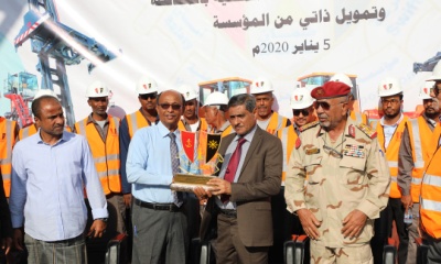 المحافظ البحسني يدشن العمل بآليات الشحن والتفريغ الجديدة بميناء المكلا