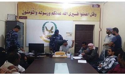 العميد التميمي يلتقي مدير أمن مديرية المكلا ويناقش مع المواطنين مشاكلهم