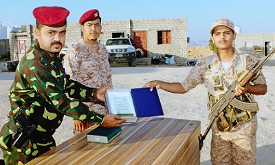 قائد معسكر كوارتز بغيل باوزير يكرم الافراد المتميزين