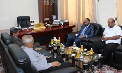 الوزير كفاين والمحافظ البحسني يناقشان خطط تطوير ودعم القطاع السمكي بحضرموت