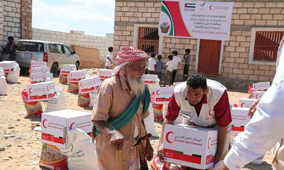 بدعم من دولة الإمارات.. "هيئة الهلال الأحمر" تقدم مساعدات غذائية إلى أهالي الديس الشرقية بحضرموت