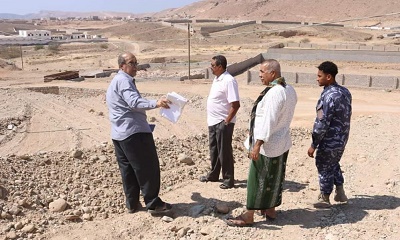 مدير عام مديرية المكلا يطلع على المساحة المقترحة بالمنطقة الصناعية لنقل الورش من داخل احياء مدينة المكلا