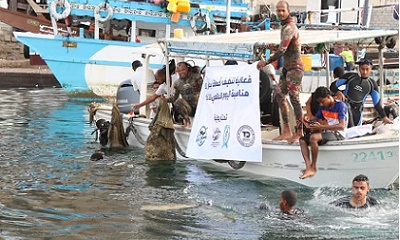 غواصو خفر السواحل يشاركون في فعالية تنظيف أعماق بحر المكلا