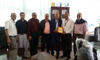 إدارة مطار سيئون تكرم بامقيشم مدير محطة اليمنية السابق