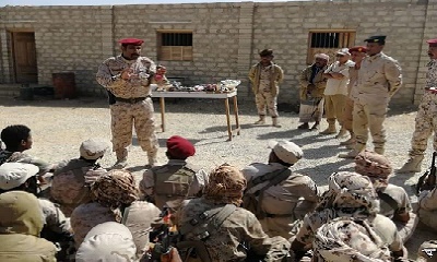 رئيس الشعبة الهندسية يلقي محاضرة توعوية لمنتسبي محور الأدواس بمخاطر الألغام