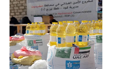 المؤسسة الطبية الميدانية توزع السلال الغذائية بمديرية ثمود بصحراء حضرموت وتلتقي السلطة المحلية بالمديرية