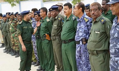 العميد التميمي يعقد إجتماع بعدد من ضباط الأمن والشرطة بساحل حضرموت