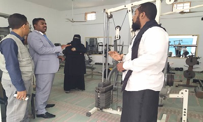 الوكيل المساعد لشؤون الشباب ومدير صندوق دعم الشباب بحضرموت يدشنان مشروع الصالة الرياضية لكمال الأجسام بالمكلا