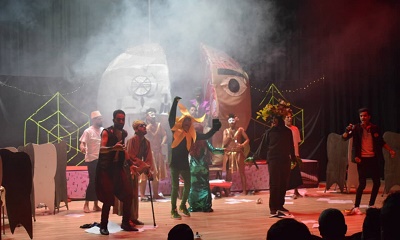 أعضاء الوفود والفرق المسرحية المشاركة في المهرجان الوطني للمسرح بالمكلا يشيدون بالأجواء المثالية الرائعة وحُسن التنظيم والمستوى الفني للمهرجان