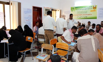 رئيس فريق التوجيه الفني بمكتب التربية والتعليم بمديرية وادي العين وحورة يزور المعلمين المشاركين في دورة "تصميم وإنتاج الوسائل التعليمية" لمعلمي المديرية