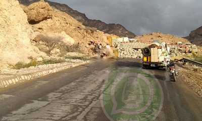 عاجل : الامطار الغزيرة تتسبب بانقلاب قاطرة بعقبة عبدالله غريب