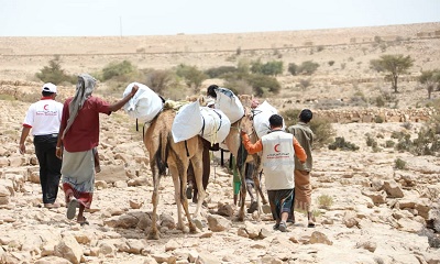 فرق الهلال الأحمر الإماراتي تتحدى التضاريس وتستخدم الجمال لإغاثة عدد من المناطق الريفية في حضرموت