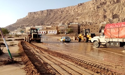 تنفيذ حمله لإزالة مخلفات الأمطار والسيول من الطرق والشوارع بمديرية شبام حضرموت