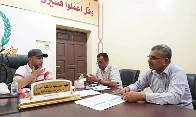 العميد التميمي يتدارس مع بائعي سوق الأسماك والخضروات بالمكلا آلية إغلاقة