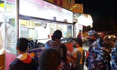 مدير أمن وشرطة ساحل حضرموت يقوم بنزولات ميدانية على أصحاب المحلات بالمكلا