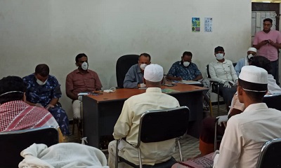 السلطة بالشحر تطلع عقال الحارات بآخر مستجدات اللجنة الإغاثية بالمديرية وتحثهم على بذل مزيد من الجهد لمجابهة وباء كورونا