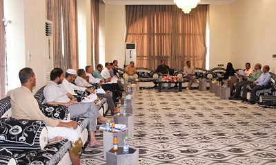 اجتماع بالمكلا برعاية المحافظ يناقش خطة المحافظة متعدّدة الاتجاهات والتخصصات لمواجهة تفشي وباء "كورونا" المستجد