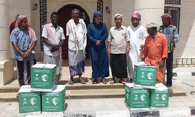 مدير عام مديرية ثمود يدشن توزيع السلال الاغاثية المقدمة من مركز الملك سلمان للاغاثة