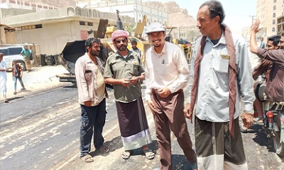 مدير الاشغال بالقطن يتفقد سير العمل في سفلتت خط الثانوية - التضامن