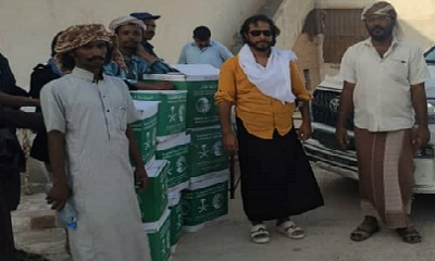 المدير العام لمديرية القف الصحراوية الشيخ محمد محسن العامري يدشن توزيع اغاثة مركز الملك سلمان لمواطني المديرية