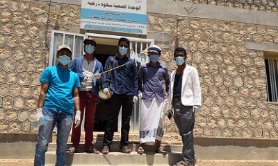 فريق وعي التطوعي بمديرية رخية يدشن حملة رش لتنظيف وتعقيم الأماكن العامة بالمديرية