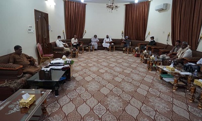المحافظ البحسني يعقد اجتماعاً بالقيادات الصحية والعسكرية والأمنية بالمحافظة والقيادات التنفيذية بمديريات الشحر والديس الشرقية والريدة وقصيعر ولجنة جمع التبرعات