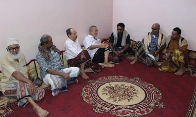 الشيخ بن حبريش بمعية قيادات من حلف حضرموت ومؤتمر حضرموت الجامع يزورون أسرة الشهيد عمر بازنبور بالمكلا