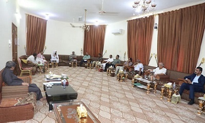 محافظ حضرموت يعقد اجتماعا لمناقشة توجيهات نائب رئيس الوزراء الخاصة بعودة العالقين اليمنين من الخارج