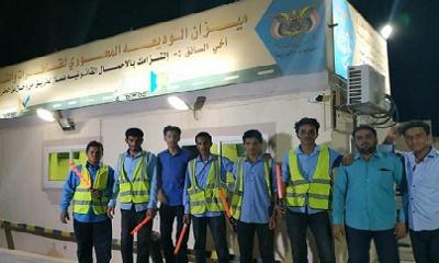 مدير ميزان منفذ الوديعه يسلم الصيعري التزام سواقين الناقلات والقواطر بالحموله النظاميه والقانونية عند الدخول والنزول من المنفذ