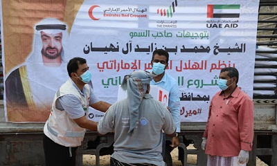 بدعم من دولة الإمارات.. الهلال الأحمر الإماراتي يوزع مساعدات غذائية على موظفي المياه والصرف الصحي في حضرموت