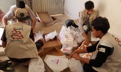 مبادرة أنت وطن تواصل توزيع الدجاج المجمد للاسر الأشد فقرا بحي الوحدة الأوسط بمدينة سيئون