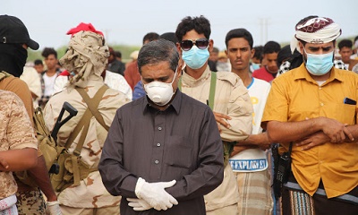 محافظ حضرموت يتقدّم مشيعي جنازة شهيد الواجب الدكتور رياض الجريري بمنطقة "الحافة" مديرية الريدة وقصيعر