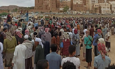 وسط حضور جماهيري كبير : تشييع جثامين شهدا مدير امن مديرية شبام ورفاقة والصلاة عليهم في بطحاء شبام