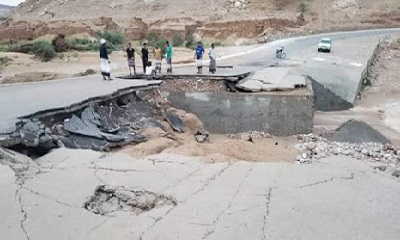 بسبب السيول الجارفة والامطار انقطاع الخط الدولي الرابط بين حضرموت والمهرة