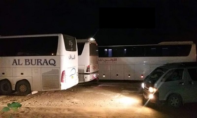 في موقف انساني شهم ابناء مديرية شبام يستقبلون المسافرين القادمين من الاردن بعد ان قطعت السيول طريقهم