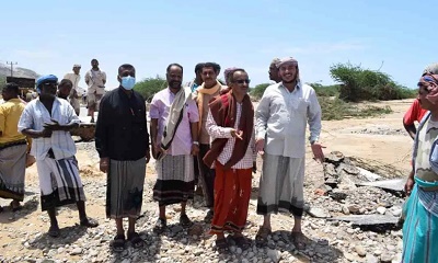لجنة حصر أضرار الأمطار والسيول بمديريتي حجر وبروم ميفع يتابعون أعمال إصلاح الخط الدولي المكلا - عدن 