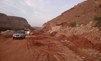 لواء شبام يشارك في مساعدة المواطنين بعد أمطار الخميس بدوعن وإعادة فتح الخط