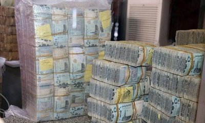 نقل حاويات المليارات إلى مقر التحالف العربي بالمكلا