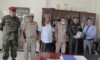 شعبة التوجيه المعنوي بالمنطقة العسكرية الثانية تكرم وكيل وزارة الداخلية لشؤون المنطقة الشرقية مديرعام الامن والشرطة بساحل حضرموت