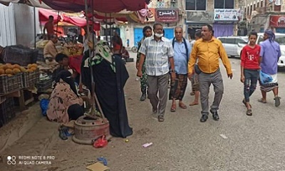 مدير عام المكلا يتفقد البيوت المنهارة بالحي القديم ويطلع على عملية توسعة الشوارع بمنطقة الشرج