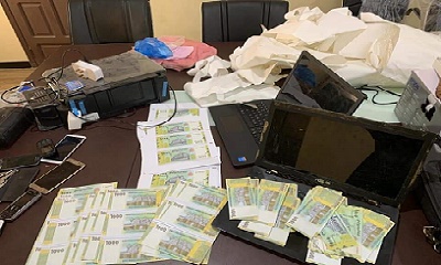 بالتنسيق مع أمن مديرية الشحر أمن مديرية المكلا يلقي القبض على تشكيل عصابي يعمل على تزوير العملات النقديه..