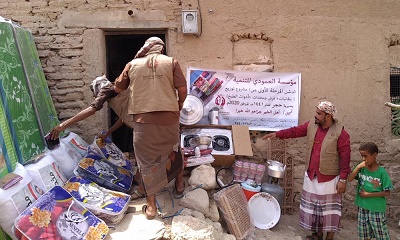 مؤسسة العمودي للتنمية تدشن مشروع توزيع ادوات الطبخ و فرش وبطانيات و مبلغ مالي لعدد (٣٠) اسره متضررة من كارثة السيول والامطار بمديرية حجر 