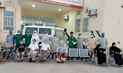 الطاقم الطبي والتمريضي بمستشفى الحياة يحتفل بخروج (٦) حالات لإكمال العلاج بالمنزل