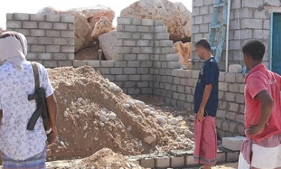 القائد النموري يتفقد سير الأعمال الإنشائية في مشروع توسعة سكن أفراد خفر السواحل بقطاع الشحر